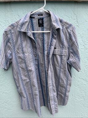 Volcom Men’s Short Sleeve Button-Down Shirt in Light Gray with Blue Stripes